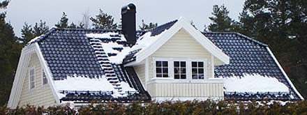 Takras fra bolighus med snøfangergelender - taket har betongtakstein