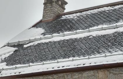 Takras på skifertak - snøras fra taket med snøfangergelender montert