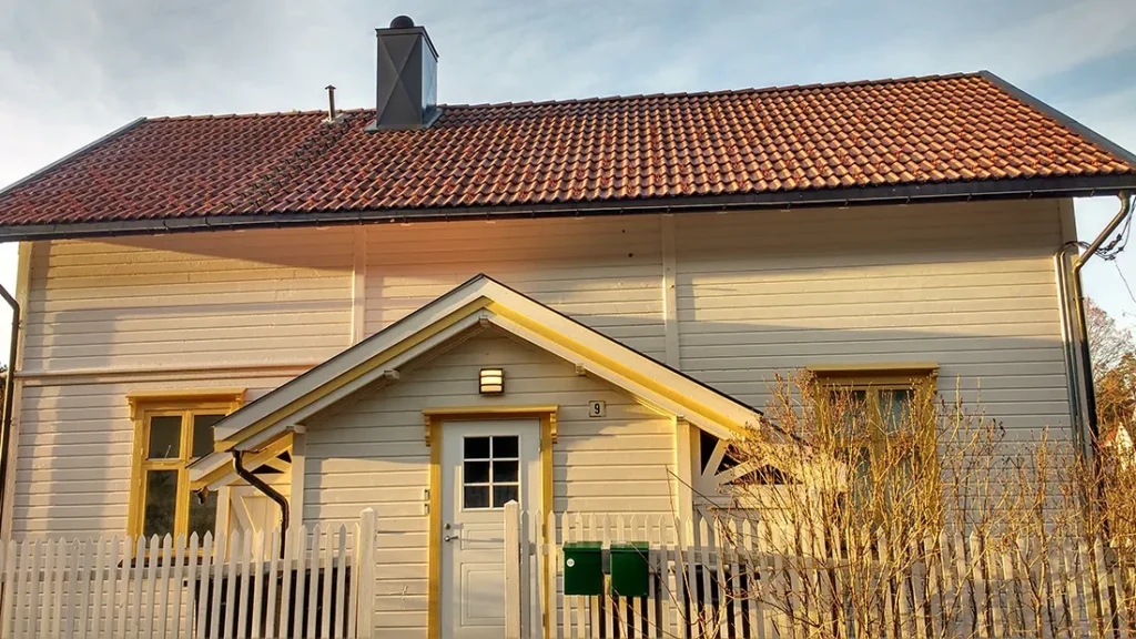 NOMO Zeta snøfanger montert på enebolig med dobbelkrum takstein sett forfra