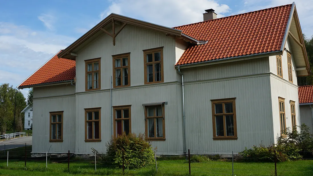 NOMO Beta snøfanger og israsstopper av ståltråd montert på vernet jernbanestasjon med enkelkrum teglstein